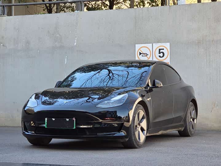 Фото 1 - Tesla Model 3