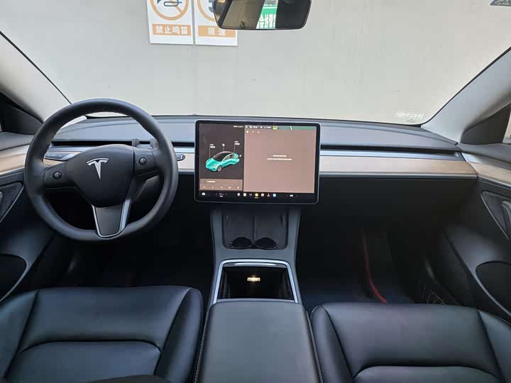 Фото 4 - Tesla Model 3