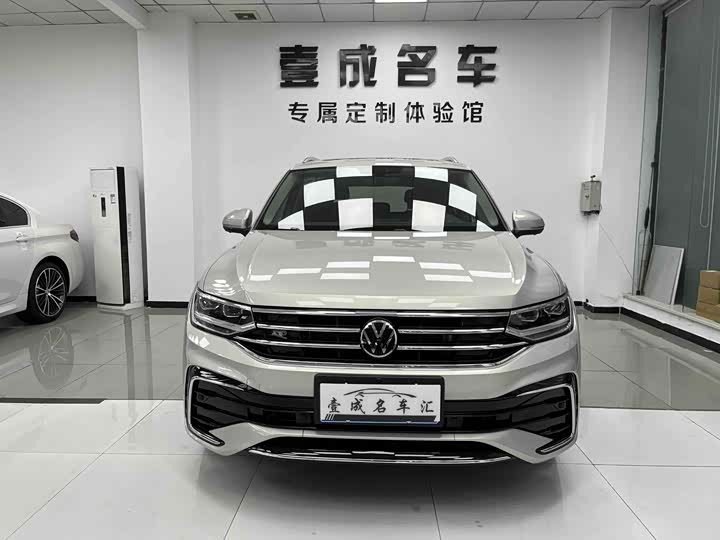 Фото 2 - Volkswagen Tiguan L Pro