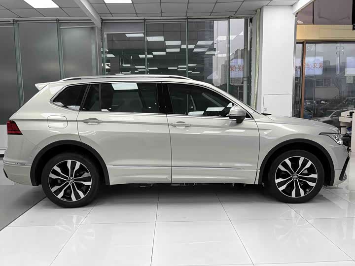 Фото 4 - Volkswagen Tiguan L Pro