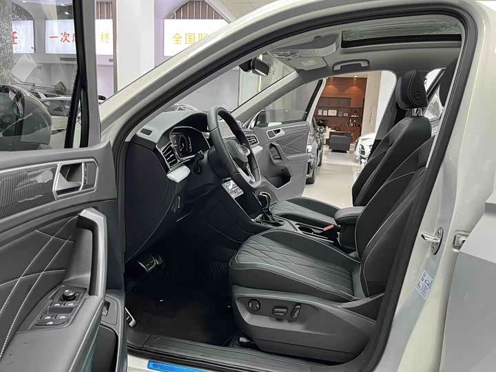 Фото 9 - Volkswagen Tiguan L Pro