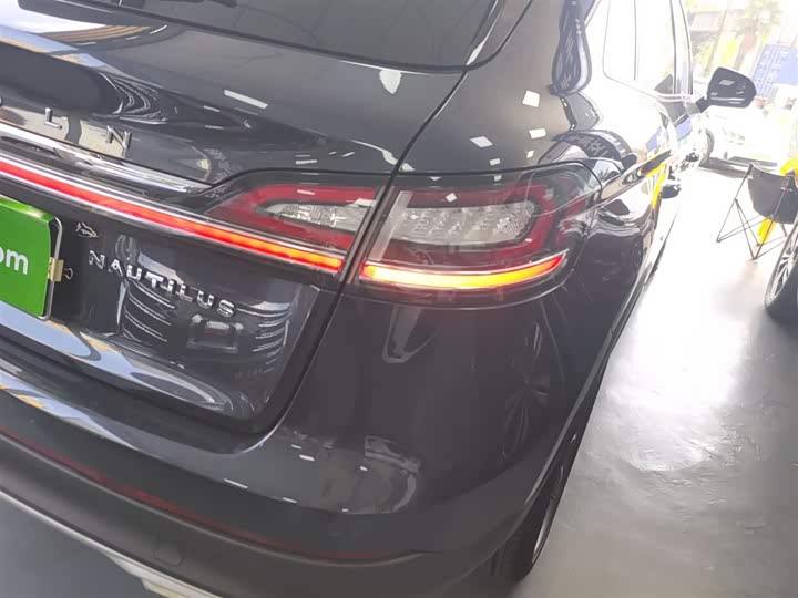 Фото 8 - Lincoln Nautilus