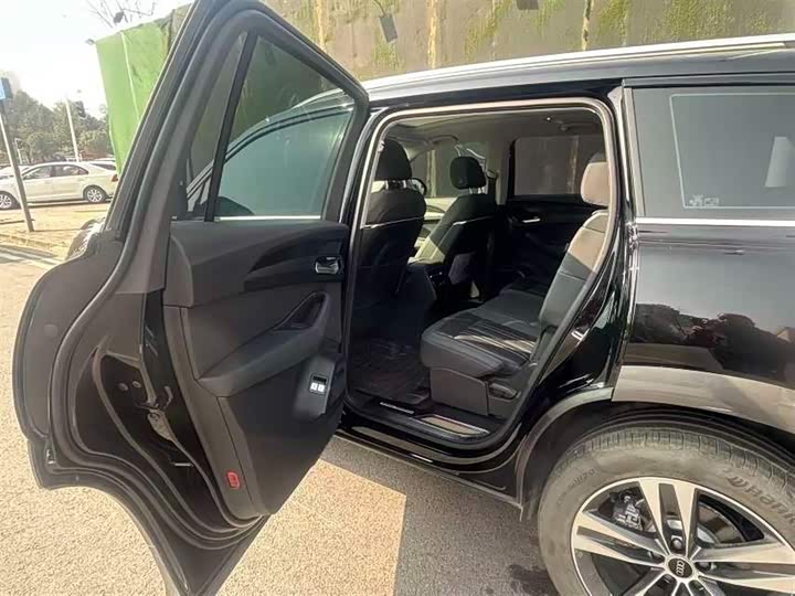 Фото 3 - Audi Q6