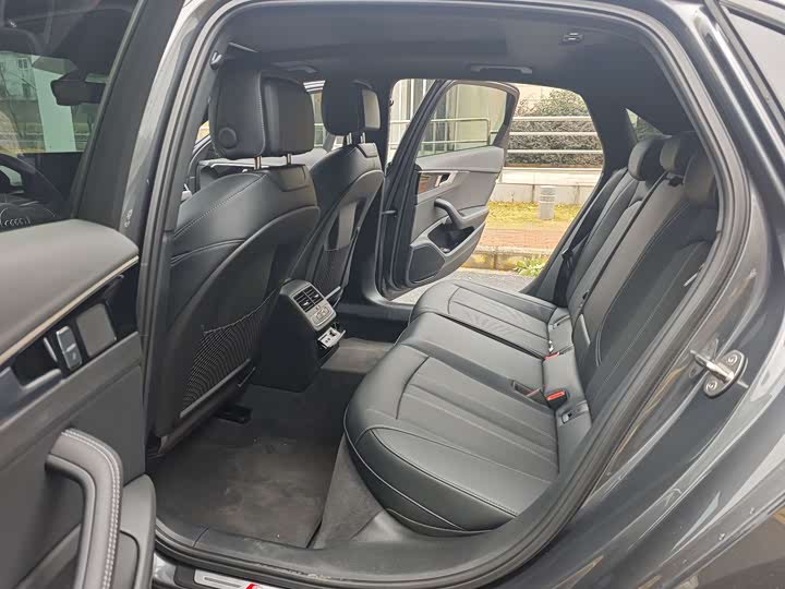 Фото 5 - Audi A4L