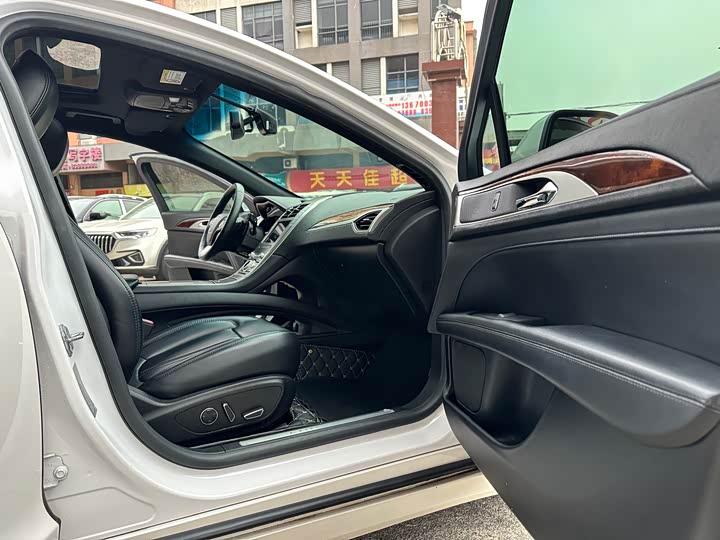 Фото 7 - Lincoln MKZ