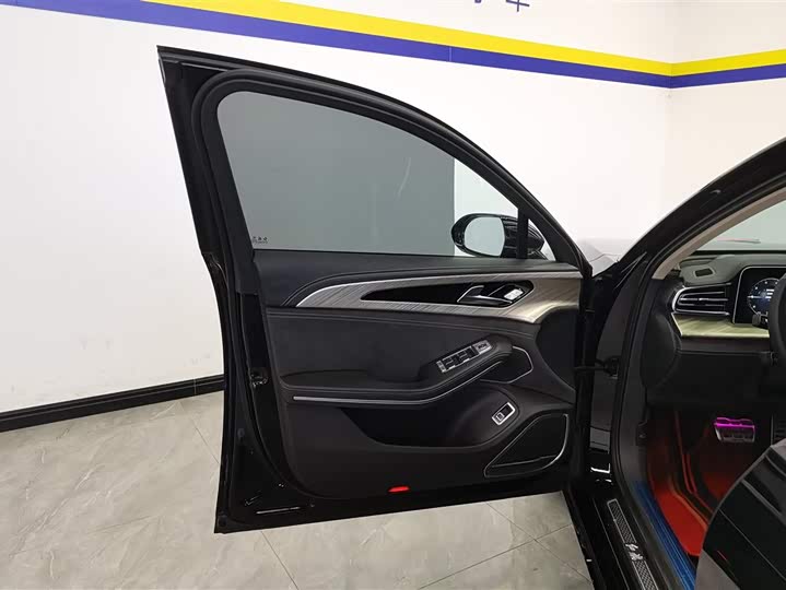 Фото 7 - Hongqi H9