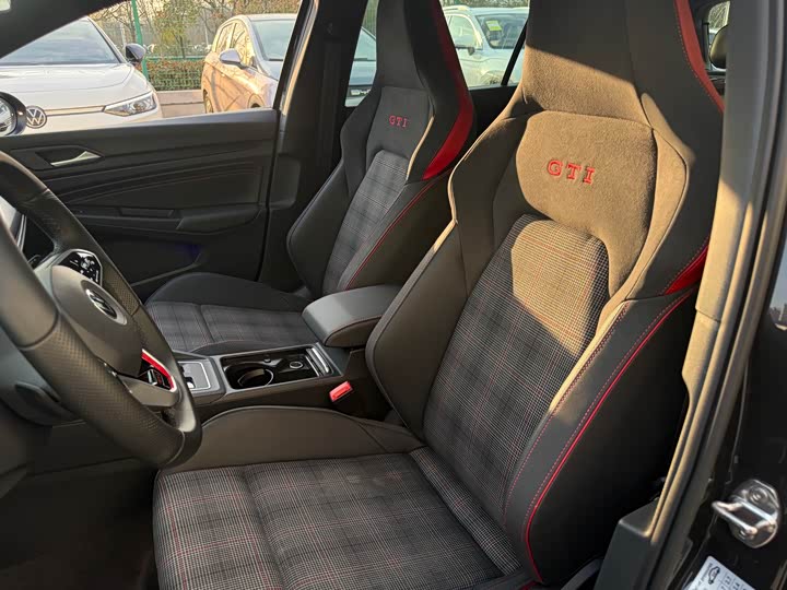 Фото 4 - Volkswagen Golf GTI