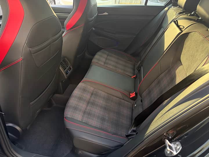 Фото 5 - Volkswagen Golf GTI