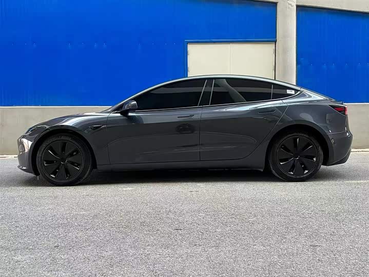 Фото 3 - Tesla Model 3