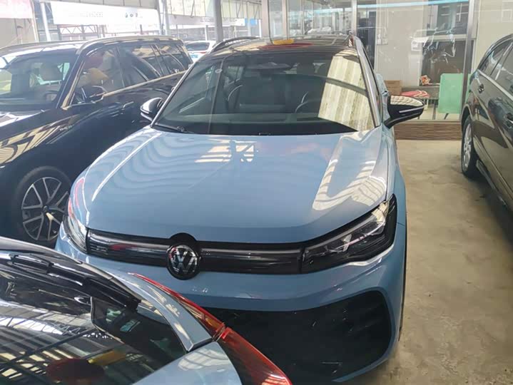 Фото 2 - Volkswagen Tiguan L Pro