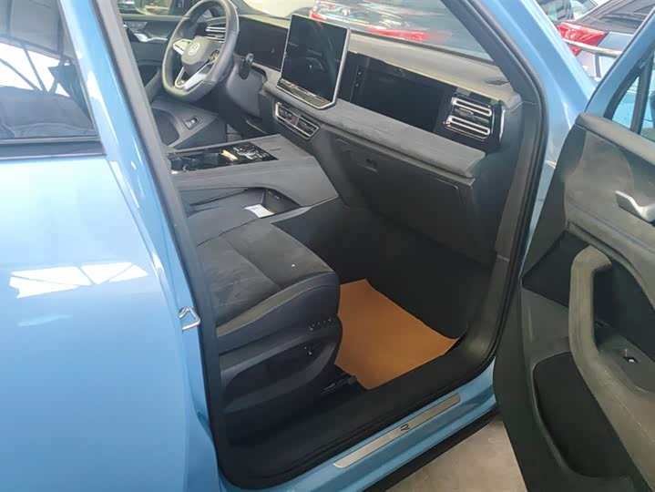 Фото 8 - Volkswagen Tiguan L Pro