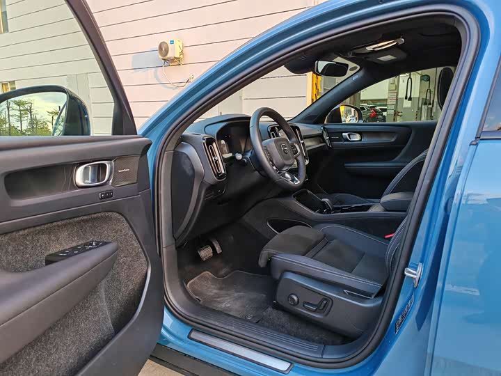 Фото 7 - Volvo C40