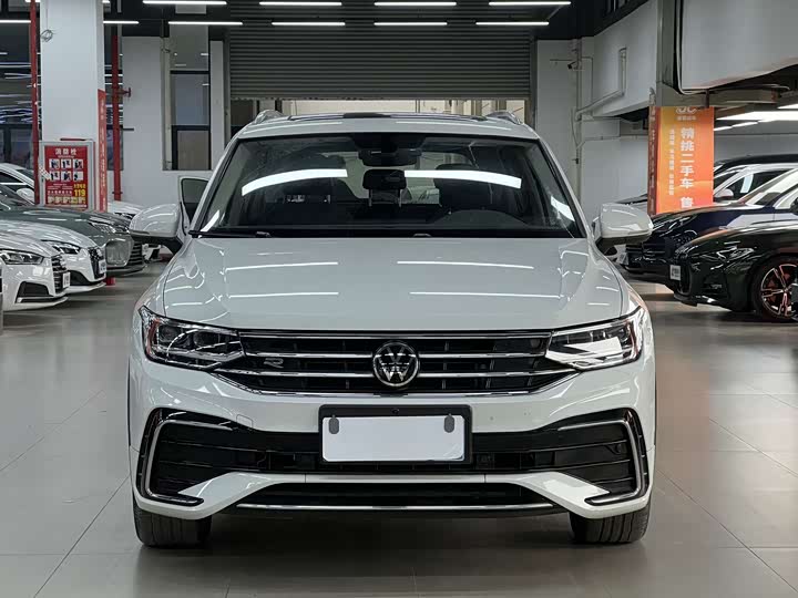 Фото 2 - Volkswagen Tiguan L Pro