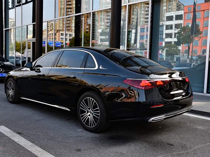 Фото 3 - Mercedes-Benz E-Class