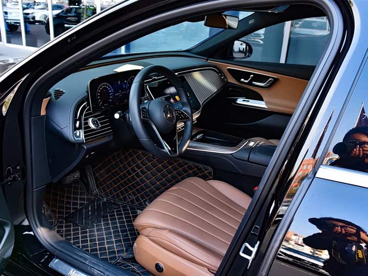 Фото 4 - Mercedes-Benz E-Class