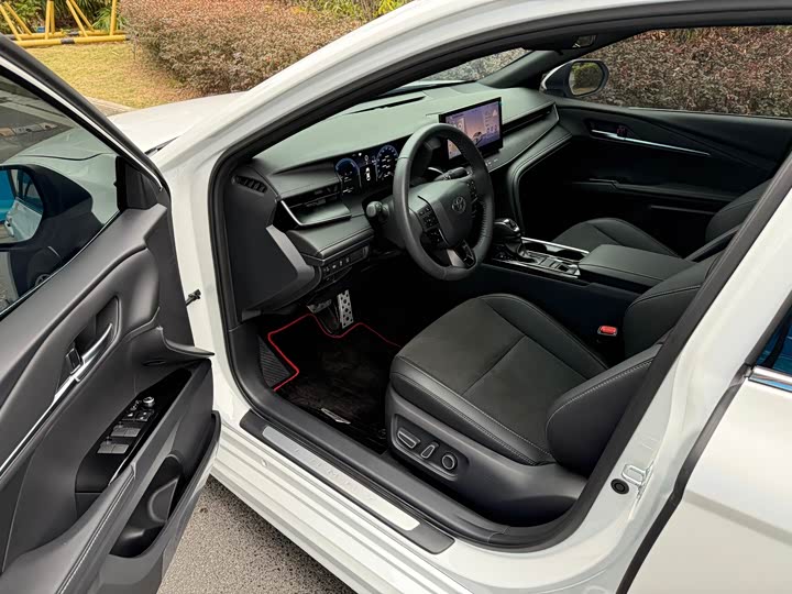 Фото 4 - Toyota Camry