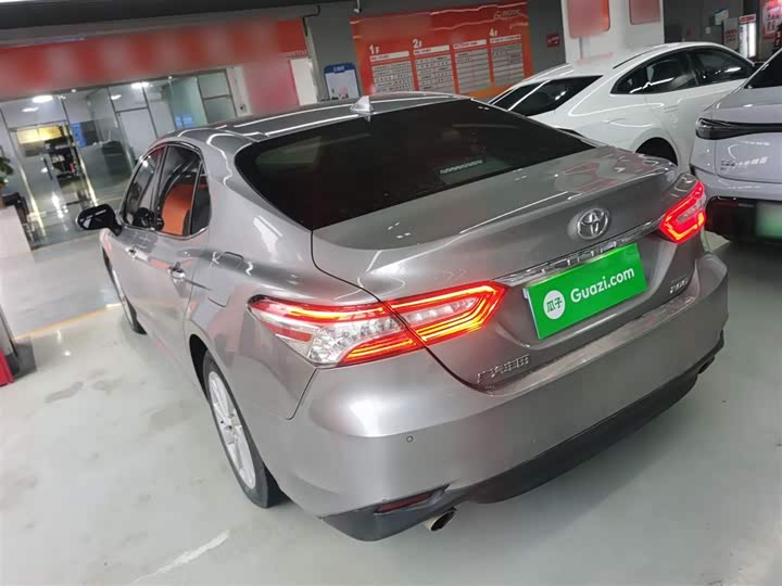 Фото 5 - Toyota Camry