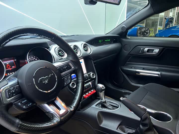 Фото 8 - Ford Mustang