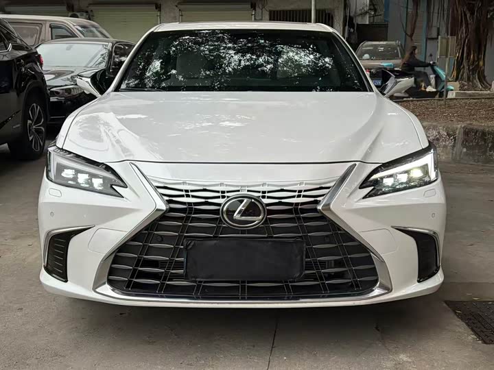 Фото 2 - Lexus ES