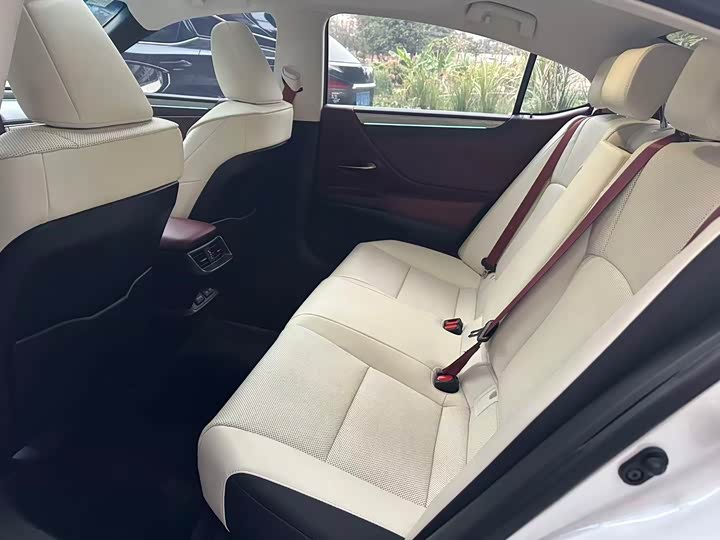 Фото 5 - Lexus ES