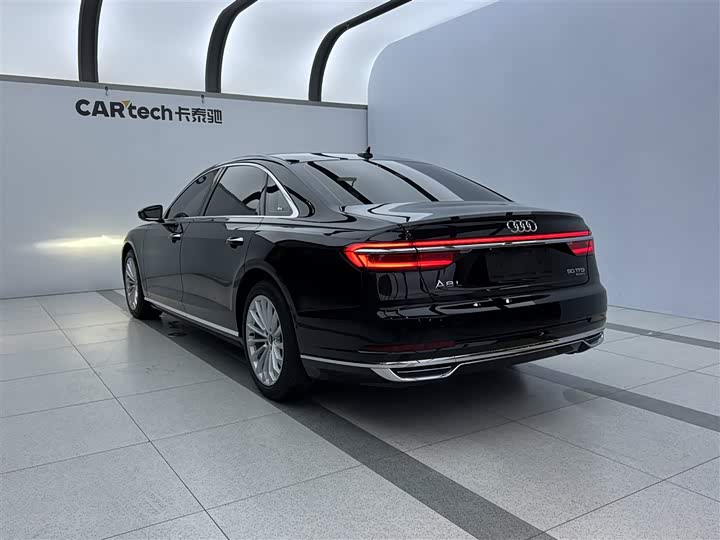 Фото 2 - Audi A8