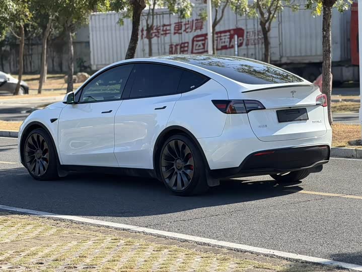 Фото 3 - Tesla Model Y