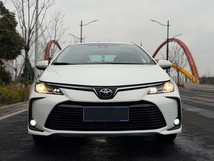 Фото 2 - Toyota Corolla