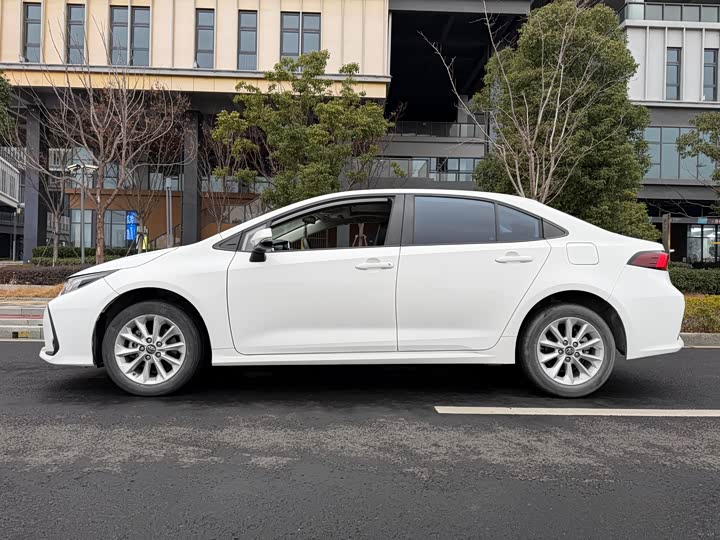 Фото 8 - Toyota Corolla