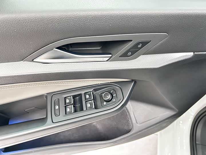 Фото 5 - Volkswagen Golf