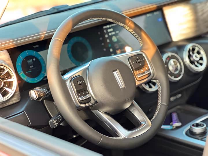 Фото 7 - Tank 300