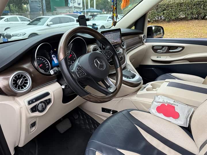 Фото 7 - Mercedes-Benz V-Class