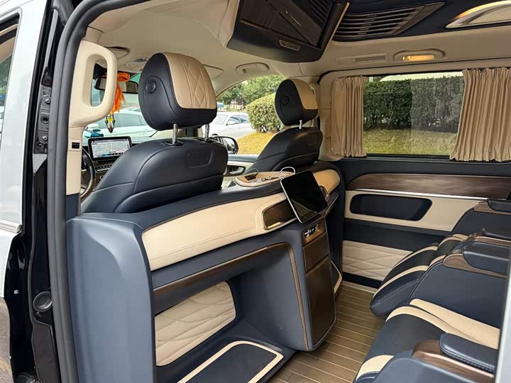 Фото 9 - Mercedes-Benz V-Class