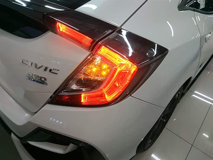 Фото 8 - Honda Civic