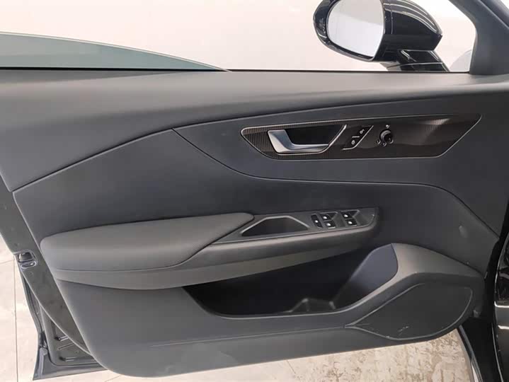 Фото 7 - Hongqi E-QM5