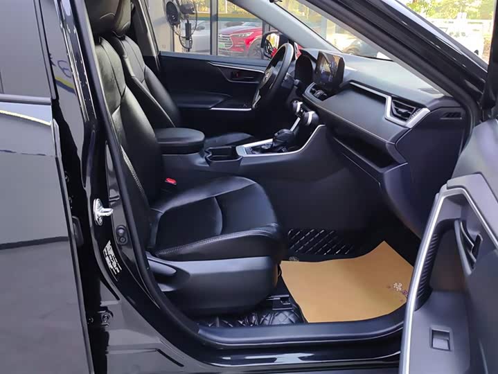 Фото 8 - Toyota RAV4