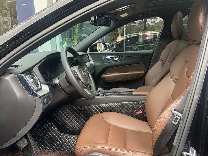 Фото 4 - Volvo XC60