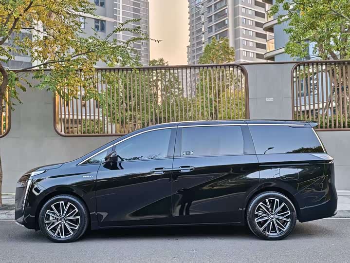 Фото 2 - GAC Trumpchi E8