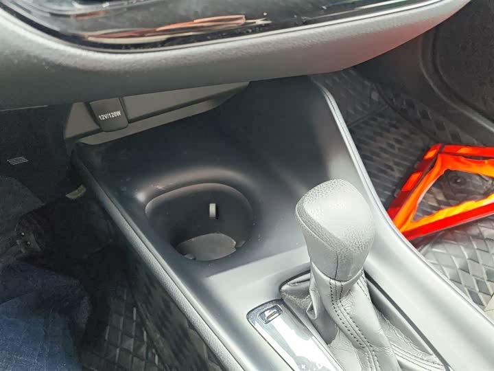 Фото 9 - Toyota C-HR