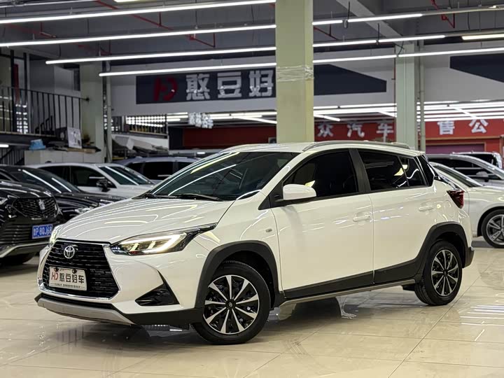 Фото 1 - Toyota Yaris L Hatchback