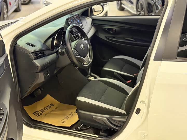 Фото 4 - Toyota Yaris L Hatchback