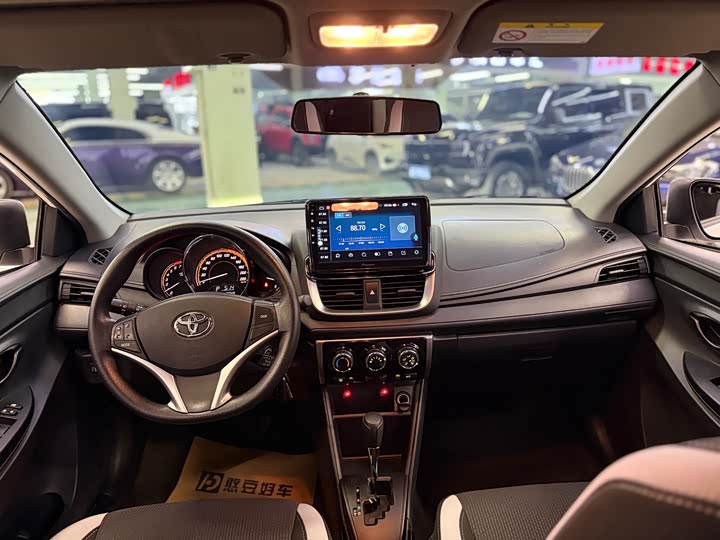 Фото 5 - Toyota Yaris L Hatchback