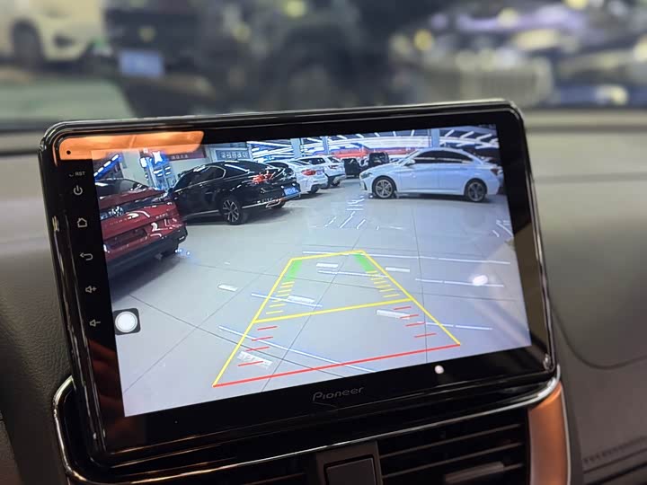 Фото 6 - Toyota Yaris L Hatchback