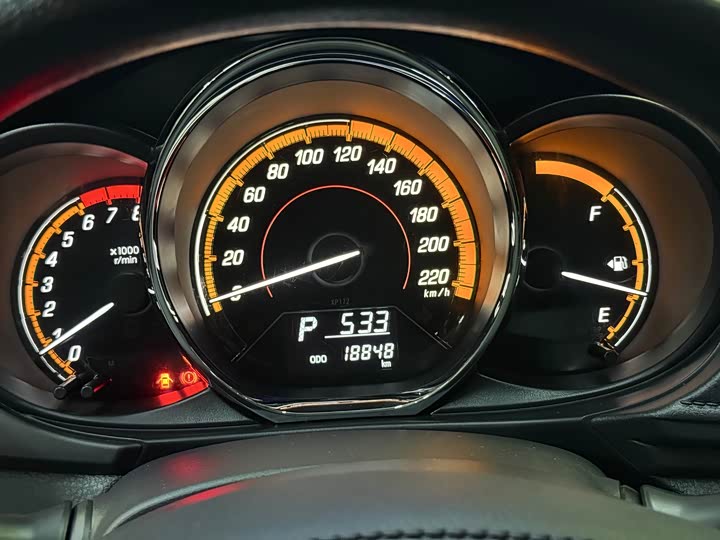 Фото 7 - Toyota Yaris L Hatchback