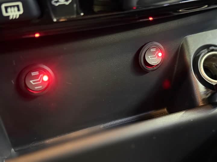 Фото 9 - Toyota Yaris L Hatchback