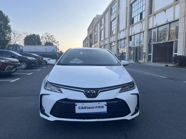 Фото 2 - Toyota Corolla