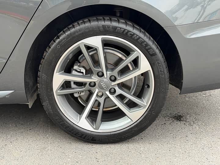 Фото 4 - Audi A4L