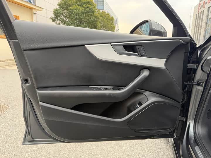 Фото 5 - Audi A4L