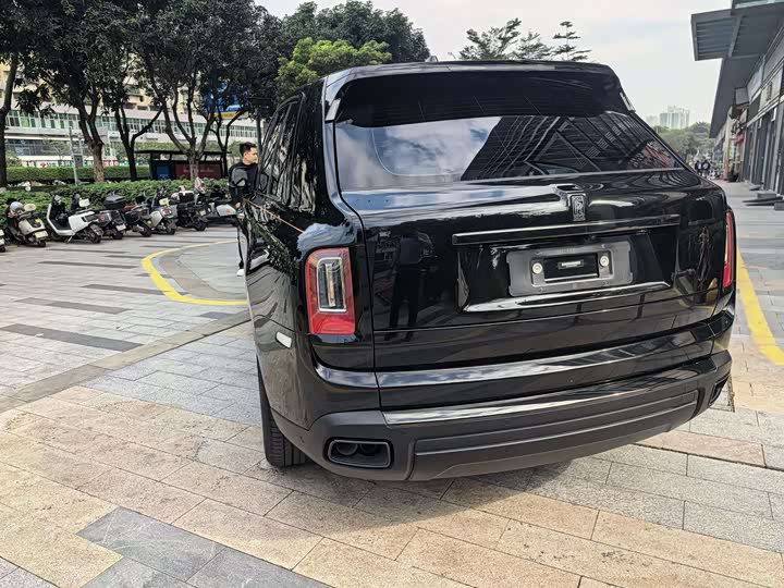 Фото 6 - Rolls-Royce Cullinan