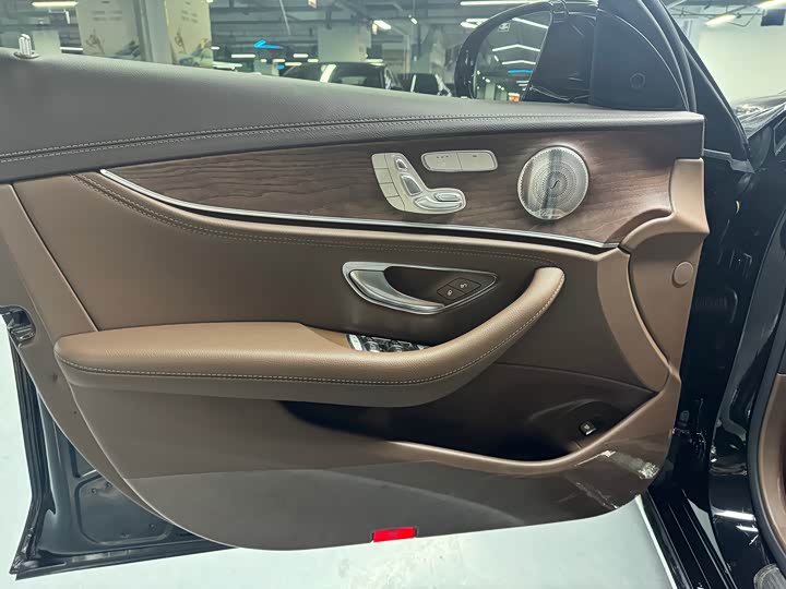 Фото 4 - Mercedes-Benz E-Class