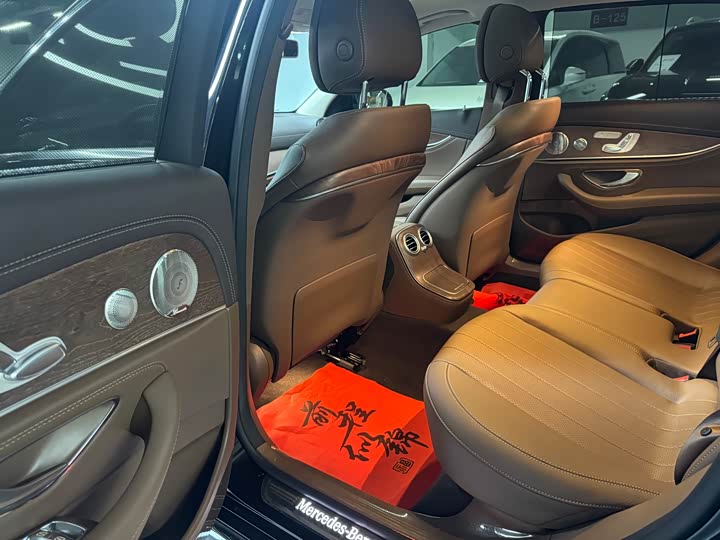 Фото 9 - Mercedes-Benz E-Class